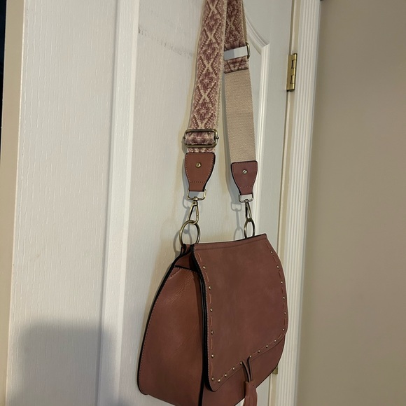 Jen & Co Boho Studded Tassel Crossbody Bag Mauve Vegan Leather Guitar Strap NWT - Picture 3 of 9